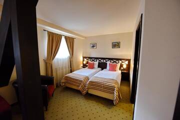 Фото номера Улучшенный двухместный номер с 2 отдельными кроватями Отель Hotel Gradina Morii г. Сигету-Мармацией 6
