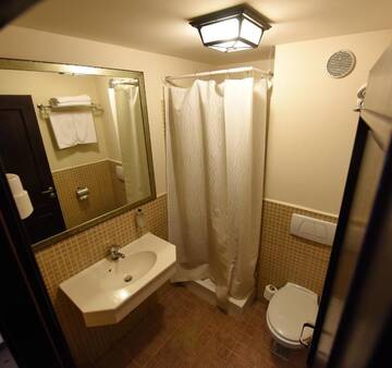 Фото номера Двухместный номер с 1 кроватью и балконом Отель Hotel Gradina Morii г. Сигету-Мармацией 3