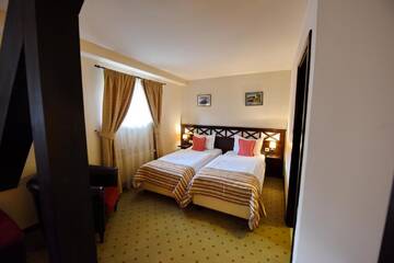 Фото номера Улучшенный двухместный номер с 2 отдельными кроватями Отель Hotel Gradina Morii г. Сигету-Мармацией 3