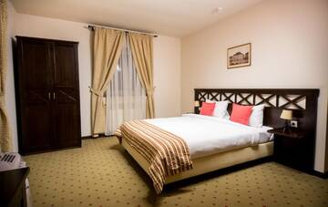 Фото номера Улучшенный двухместный номер с 1 кроватью Отель Hotel Gradina Morii г. Сигету-Мармацией 3